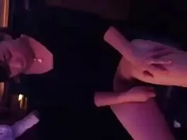 მელნის გოგონა იღებს cumshot