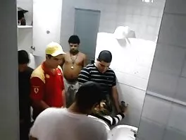 ორი გოგონა სამაჯურს იყენებს
