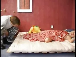 სექსუალური ბიძა ასრულებს დარტყმის საქმეს