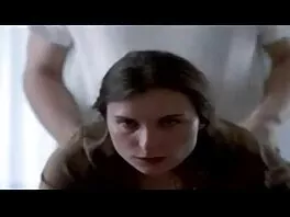 წითური უყურებს კამერას
