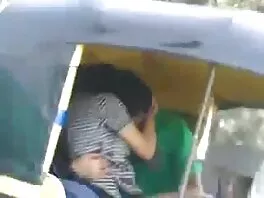 სოლო გოგონა უკანალს ურტყამს