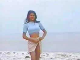 ფერმკრთალი ბავშვი დაიძაბა მის ძუძუებში