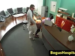 Busty შავგვრემანი იყენებს სექს სათამაშოებს