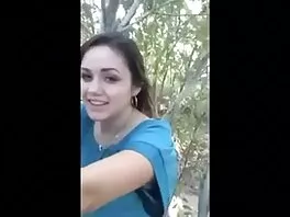 მსუქანი ქერა პოზირებს და შიშველი ხდება