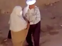 თინეიჯერი წოვს ძროხას გარედან