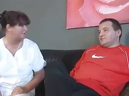 ქერა დიდი ძუძუებითა და დიდი უკანალით აქვს სექსი და იღებს დატვირთვას უკანალზე