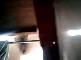 ცხელი ძუბი მასაჟს უკეთებს მას