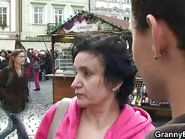 საკმაოდ ტატუირებული ქერა შეყვარებული ძნელია როცა მშობლები სახლიდან არიან