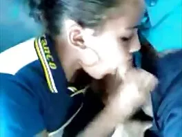 Kinky ლესბოსელები ჭამენ გარეთ shaved pussy
